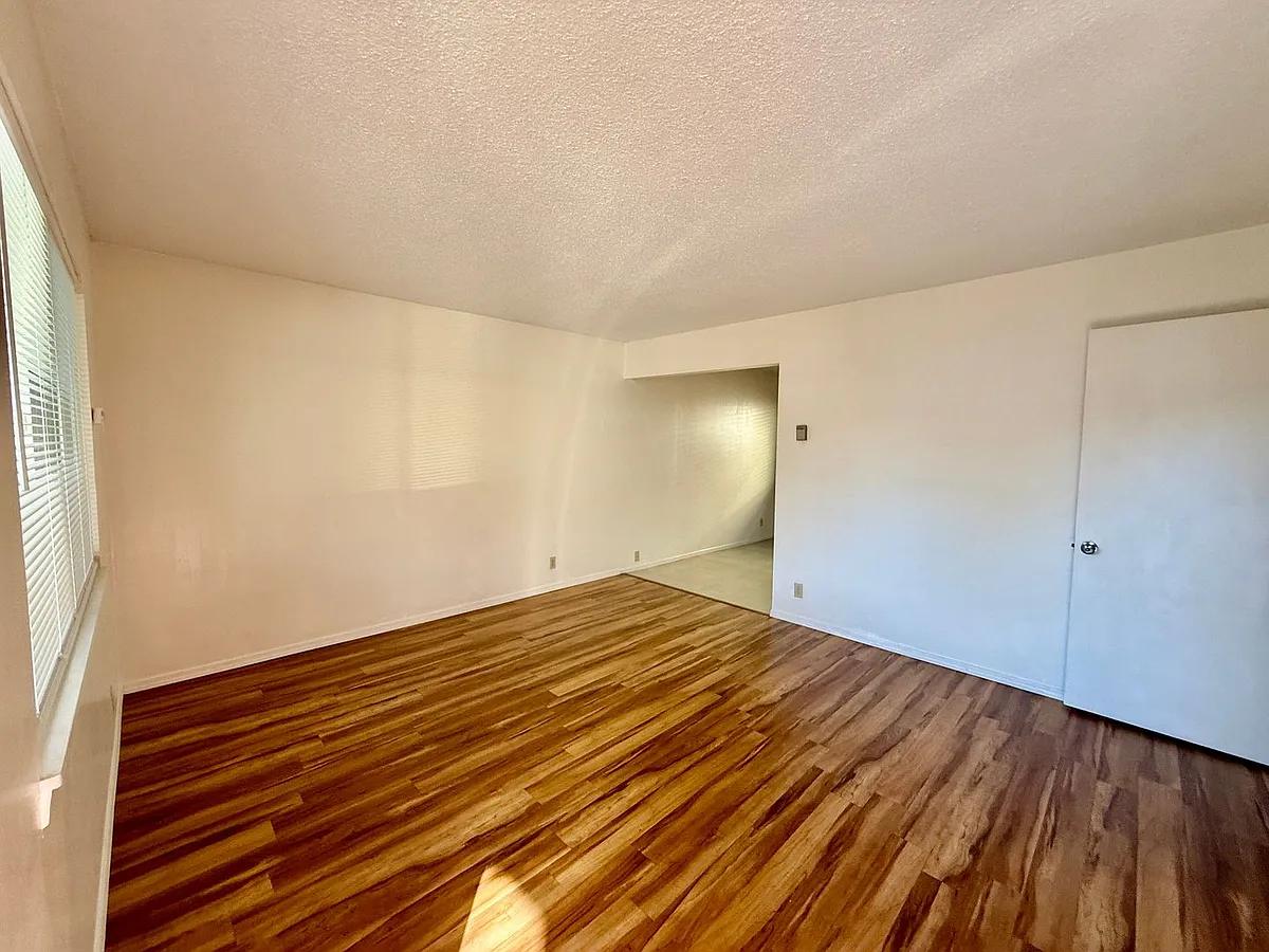 Building Photo - 287 E Elm St #3
