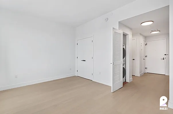 Rented by REZI | media 32