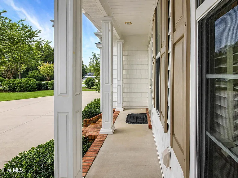305 Holly Ln — Photo 4