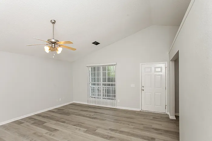 3 bed, 2.0 bath, 1281 sqft, $1,825 — Photo 3