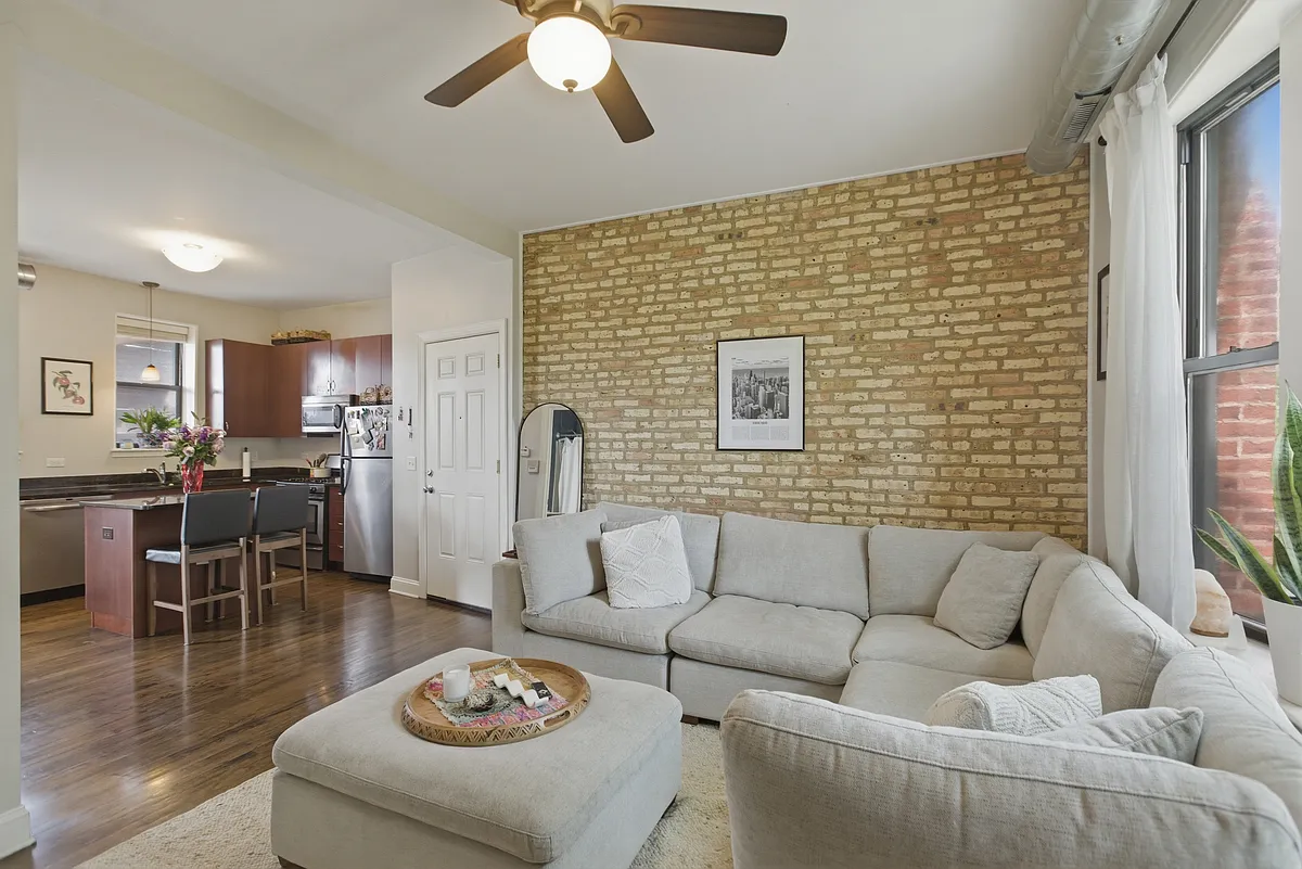 Building Photo - 3142 W George St #C2