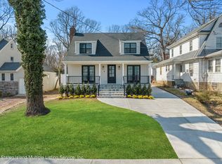 8 Starlight Rd, Staten Island, NY 10301