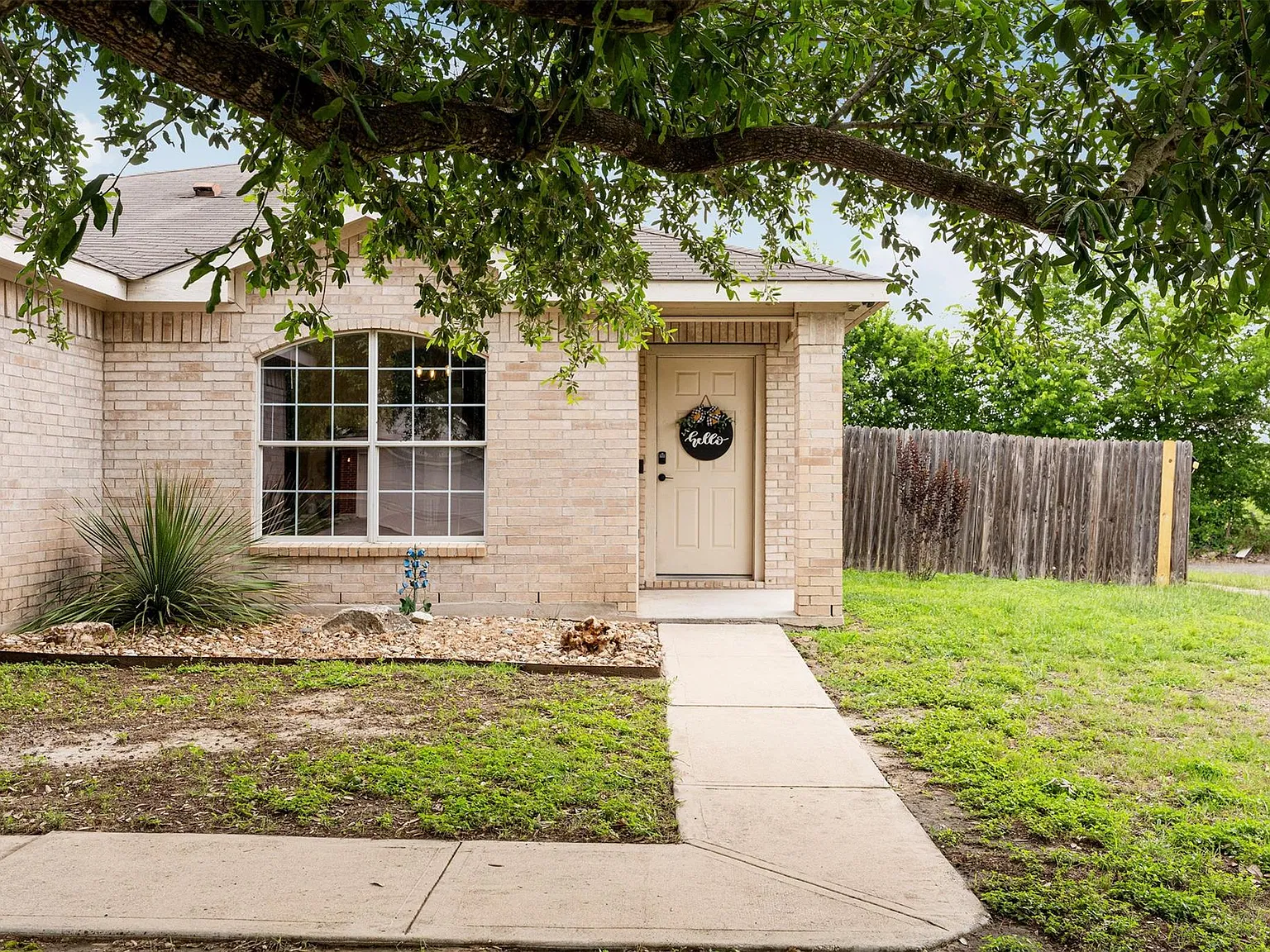 3 bed, 2.0 bath, 1469 sqft, $1,750 — Photo 3