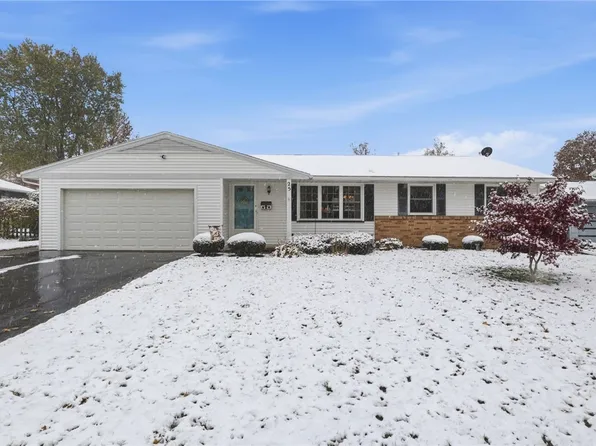 25 Yarkerdale Dr, Rochester, NY 14615