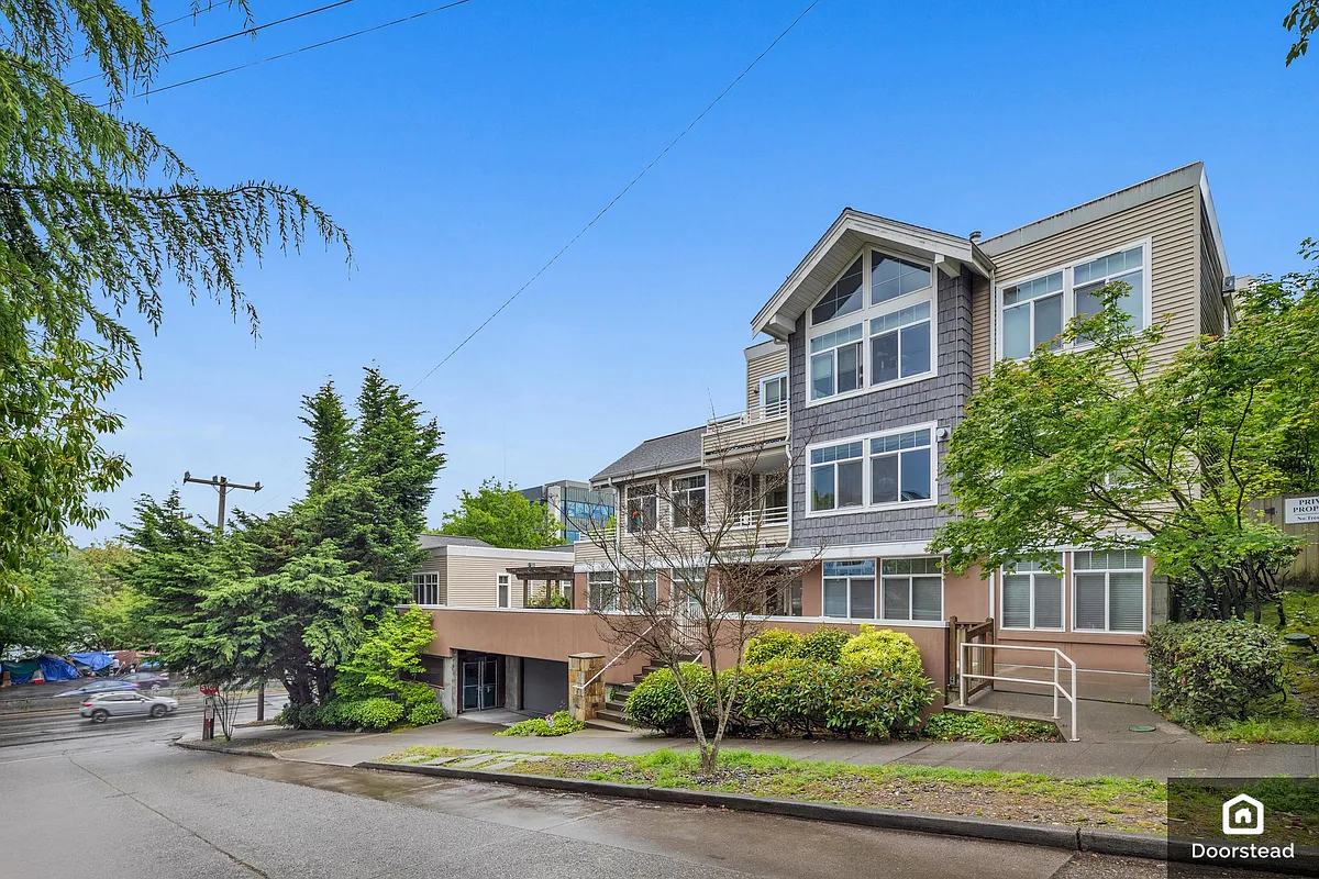 Building Photo - 611 Highland Dr #203