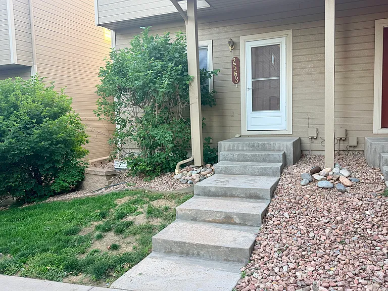Direct view of entryway.