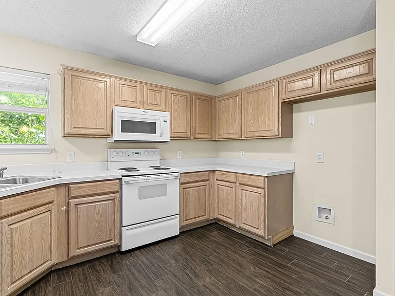 412 Dakota Dr — Photo 7