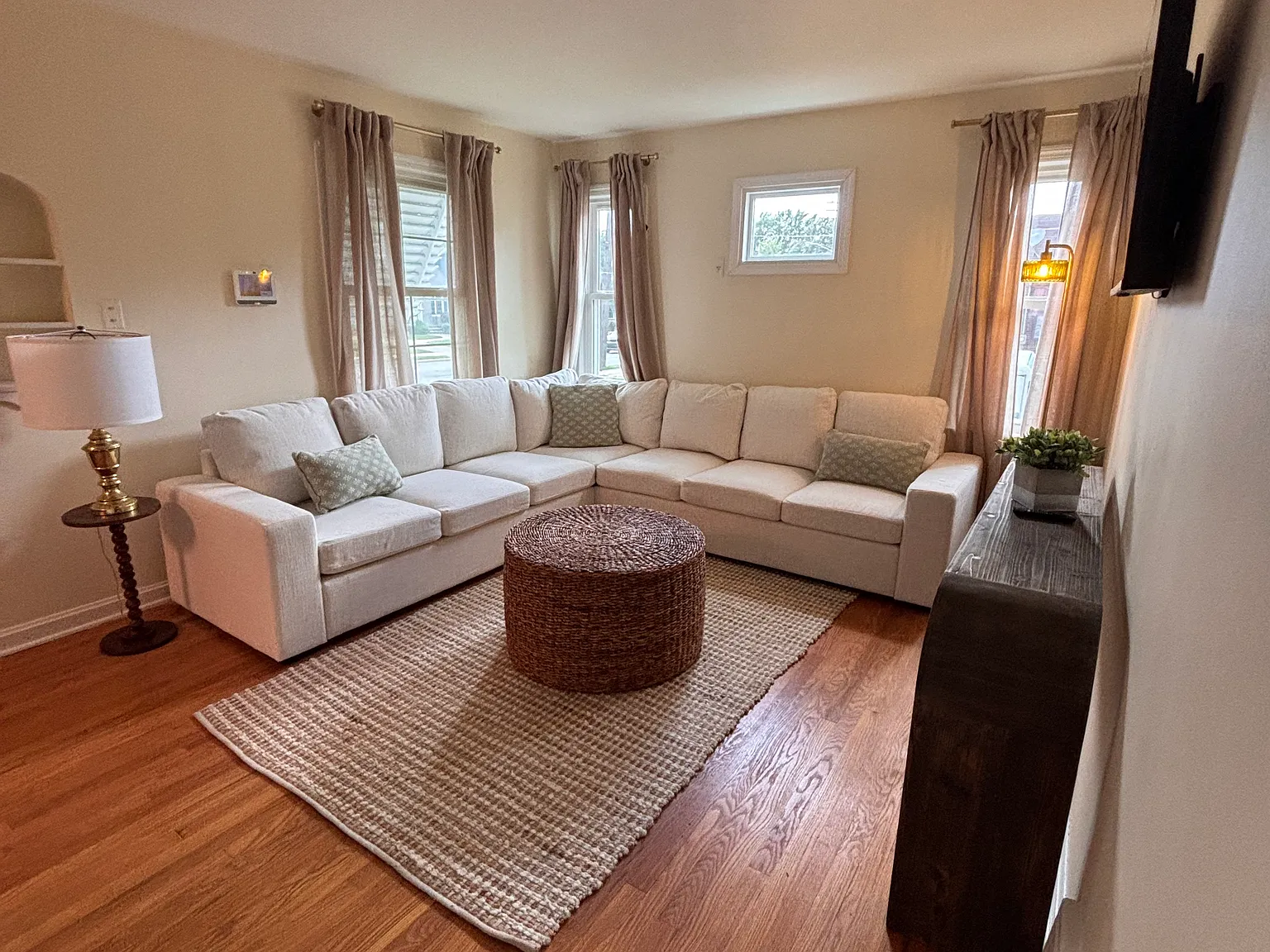 3 bed, 1996 sqft, $3,500 — Photo 3