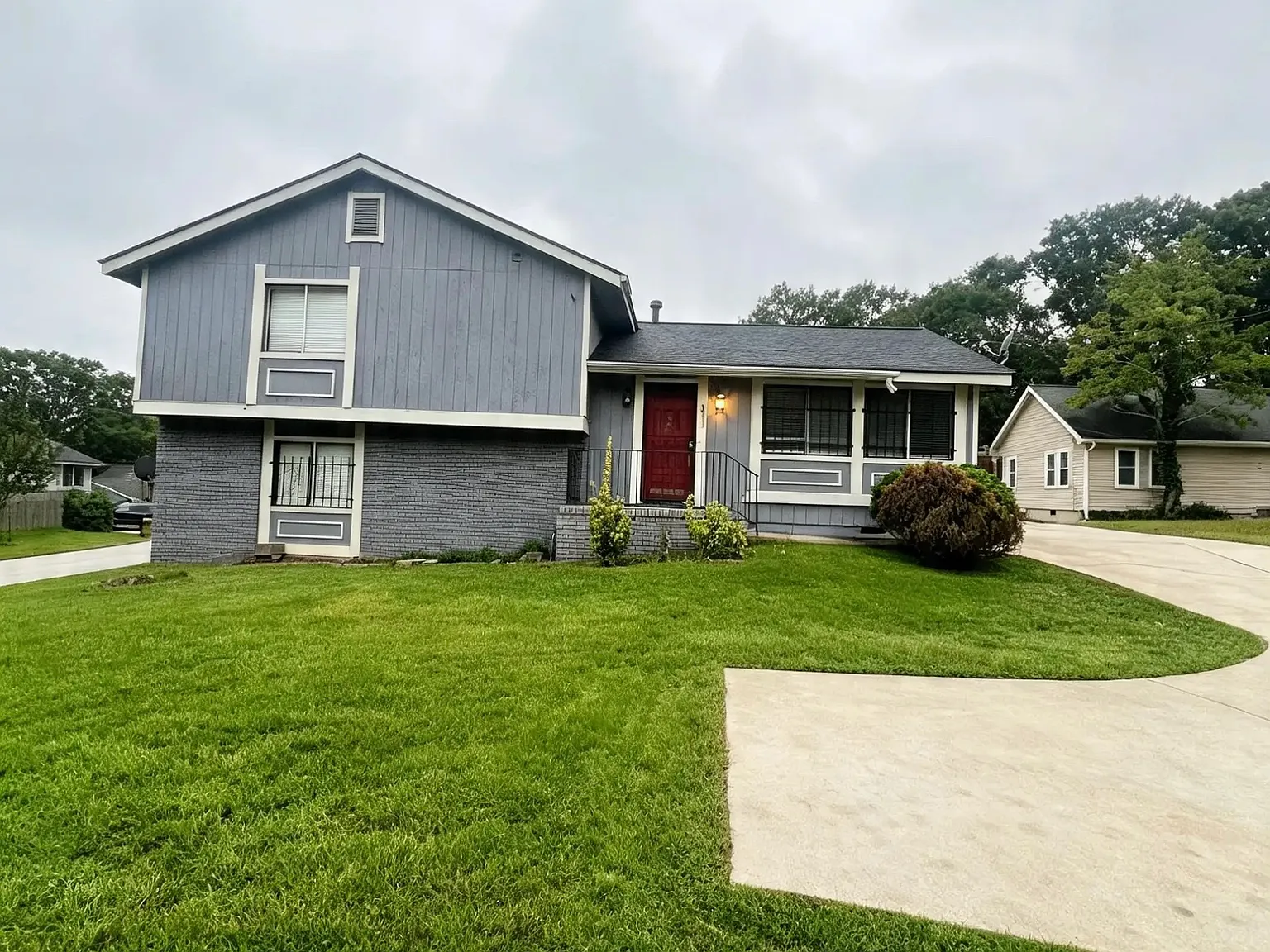 5 bed, 2300 sqft, $2,000 — Photo 1