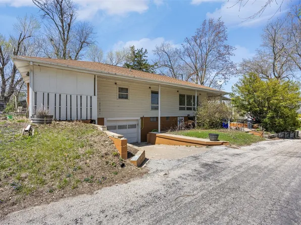 1285 30th St NE, Cedar Rapids, IA 52402