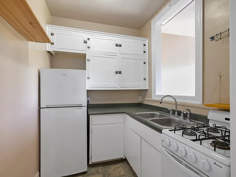 Highland Park Apartments — Photo 7