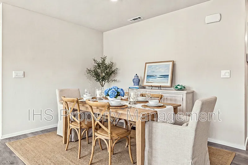 3 bed, 2.0 bath, 1300 sqft, $2,295 — Photo 4
