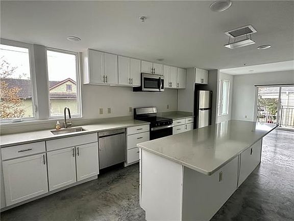 3rd image of 3100 Banks St #101
