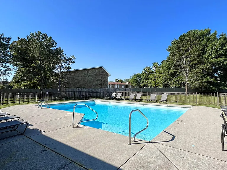 Eagle Crest Apartments — Photo 6