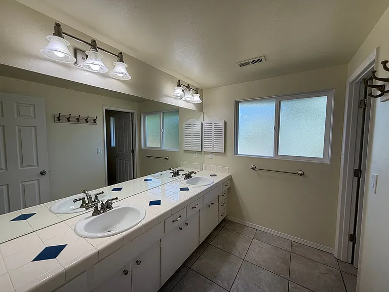 2735 Almaden St — Photo 13