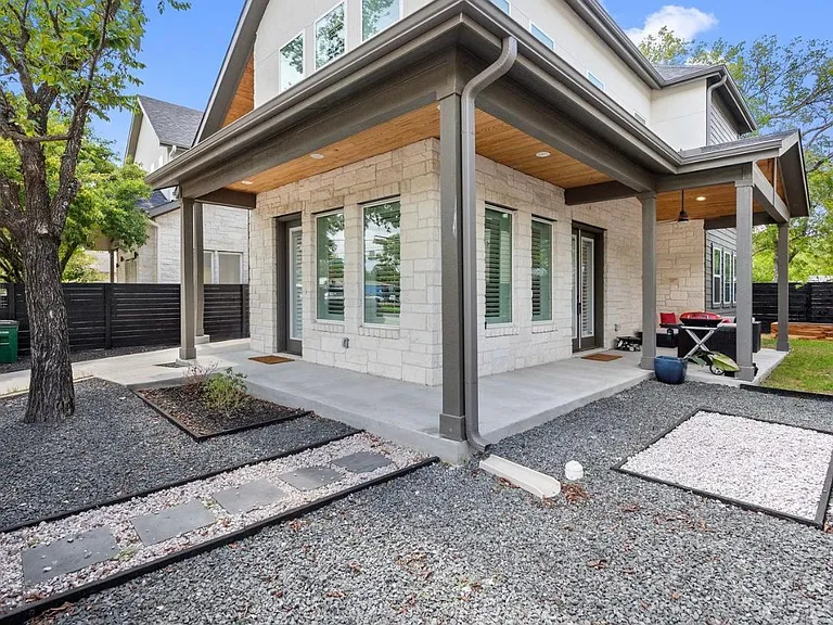 618 Montopolis Dr — Photo 2
