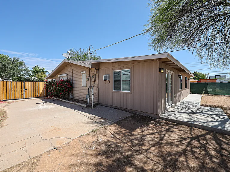 1053 E Weldon Ave — Photo 45
