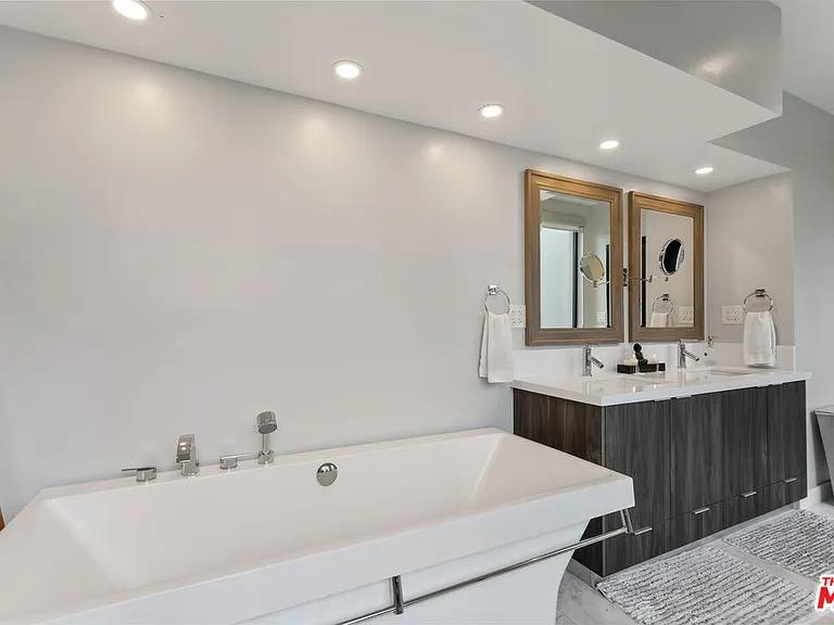 6459 Rodgerton Dr — Photo 46