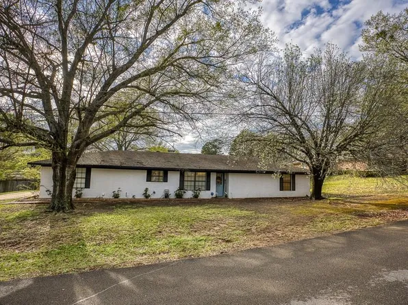 2605 Bentwood Dr, Palestine, TX 75803