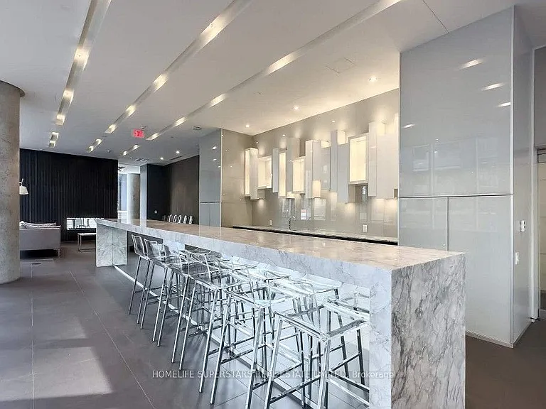 15 Grenville St #602 — Photo 3