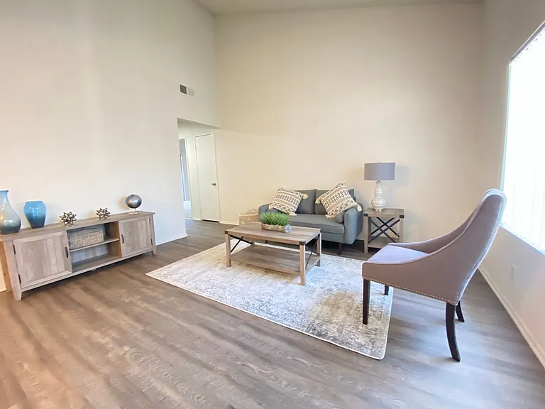 Farmdale Court Apartments — Photo 25