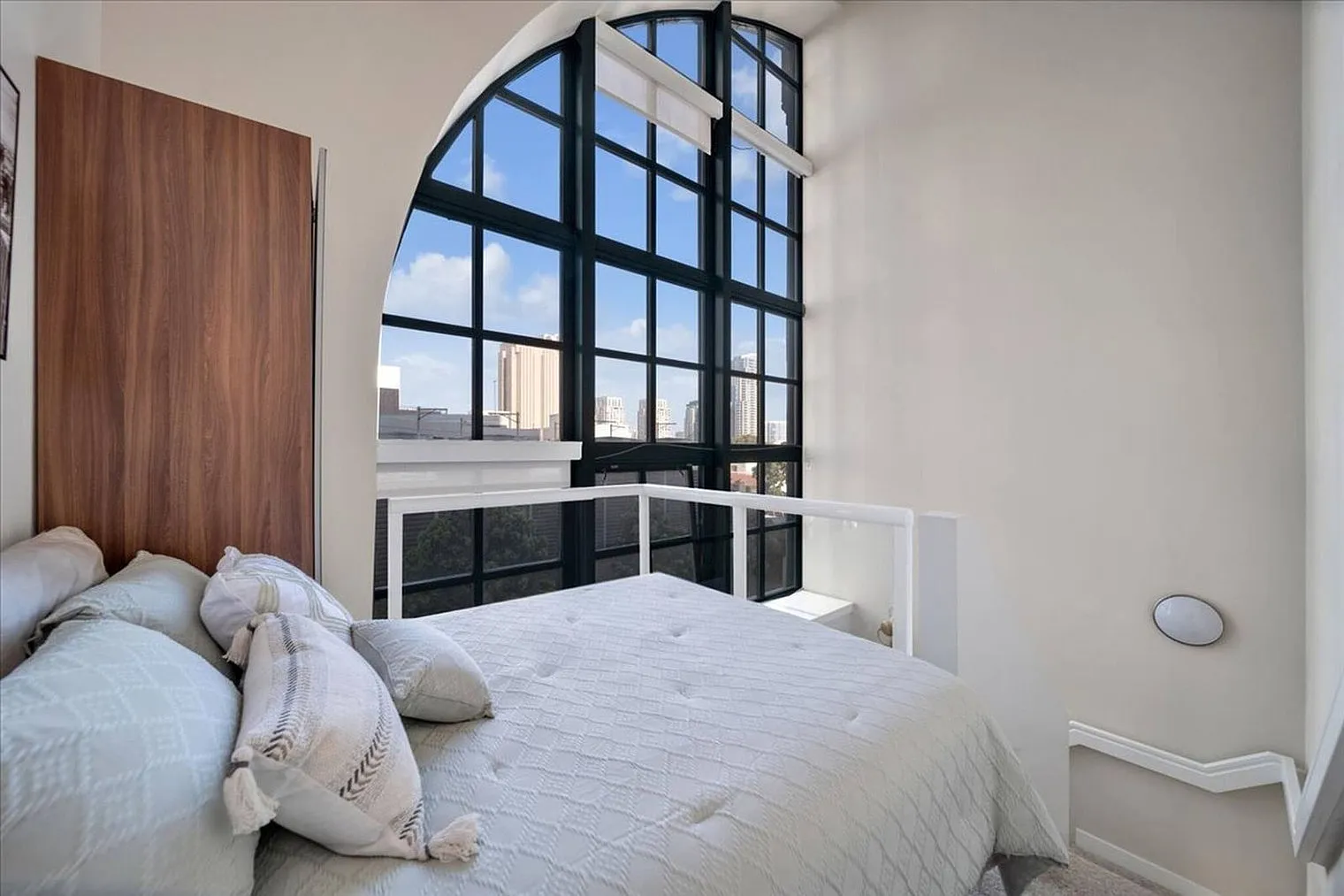 1 bed, 1.0 bath, 839 sqft, $6,290 — Photo 4