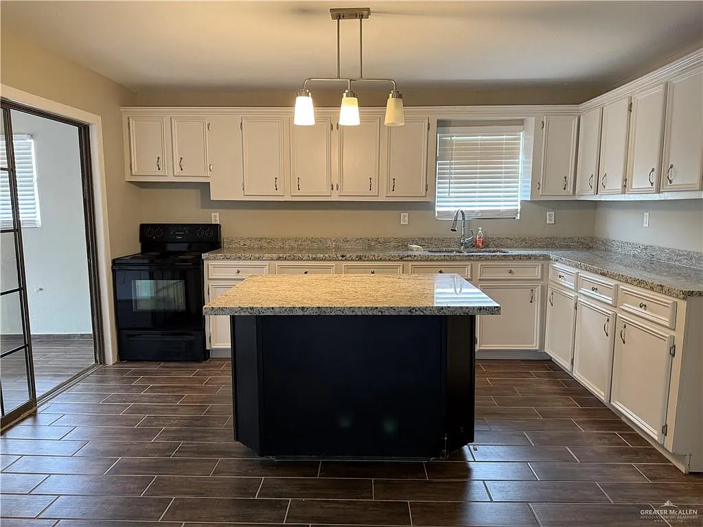 3 bed, 3.0 bath, 2032 sqft, $1,700 — Photo 2