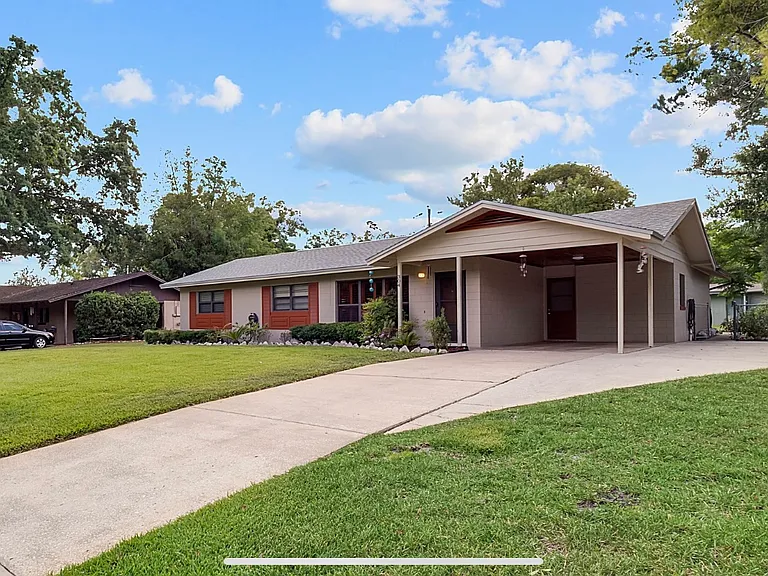 304 Temple Dr — Photo 2