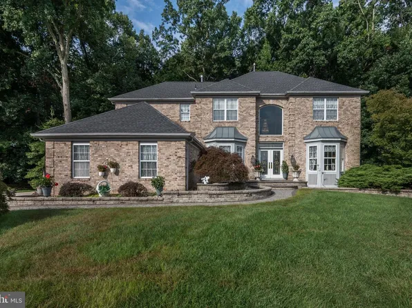 8 Wells Ct, Hainesport, NJ 08036