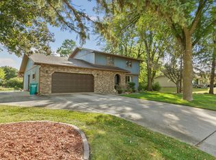 445 Crestview Ln, Owatonna, MN 55060