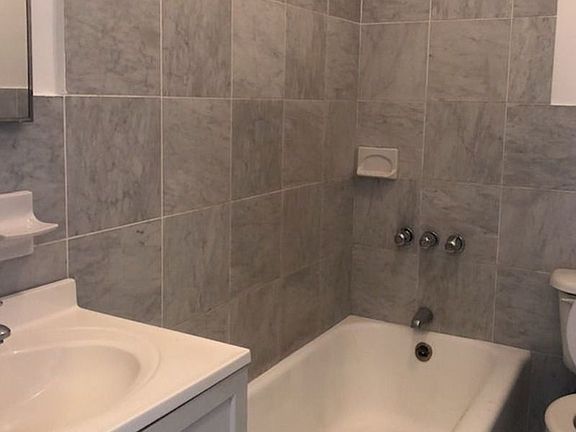 5th image of 200 W 70th St APT 17G