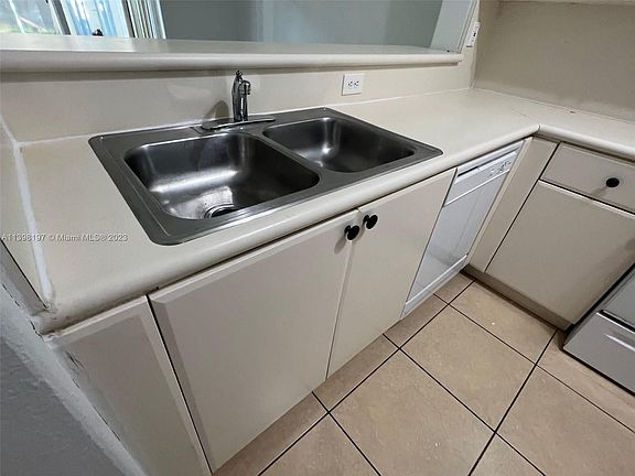 4th image of 1660 SE 29th St Unit 100