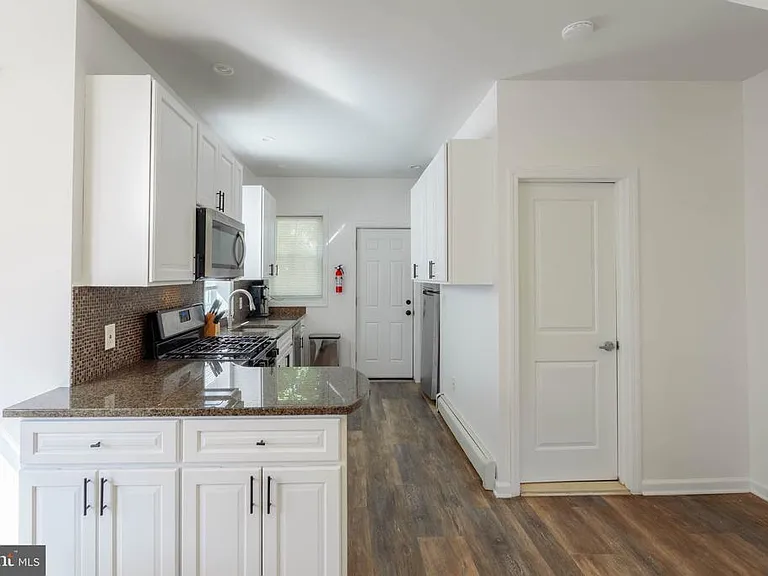 233 Park Ln — Photo 8