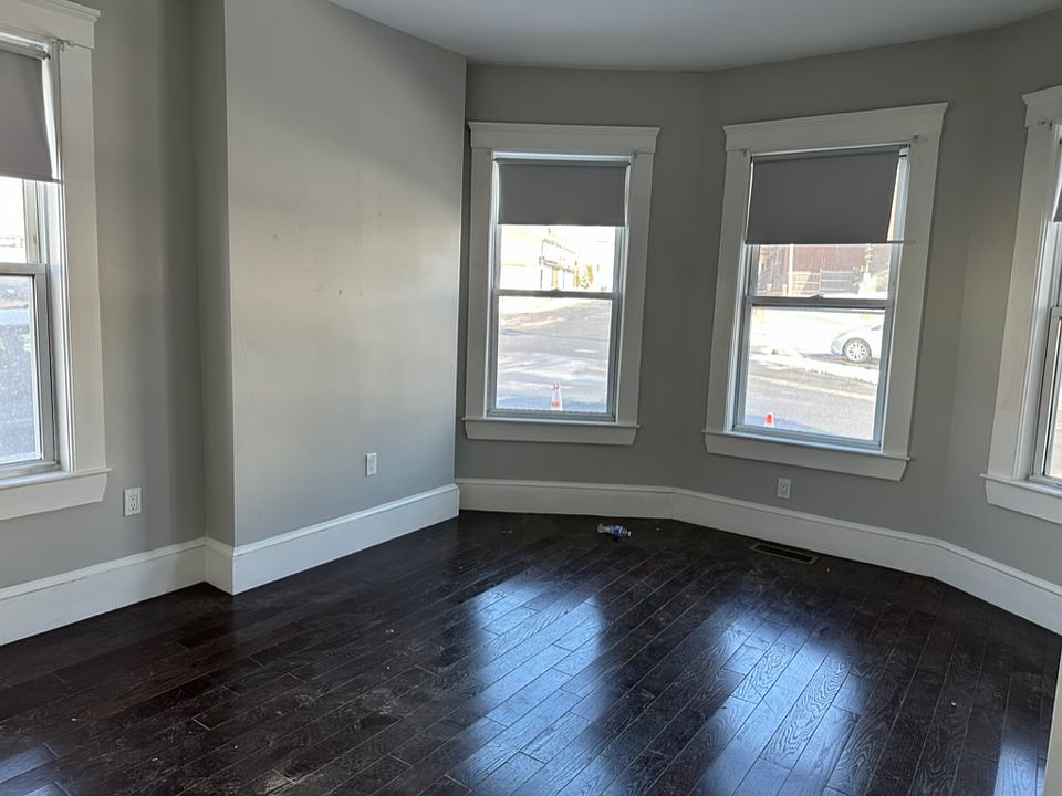 1st image of 181 Chelsea St #1