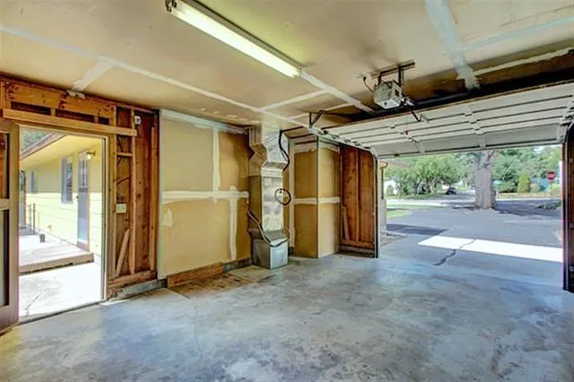 1 CAR GARAGE
