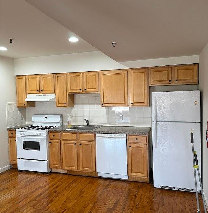 2nd image of 162 Main St APT 1