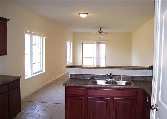 112 Lakeview Ct — Photo 3
