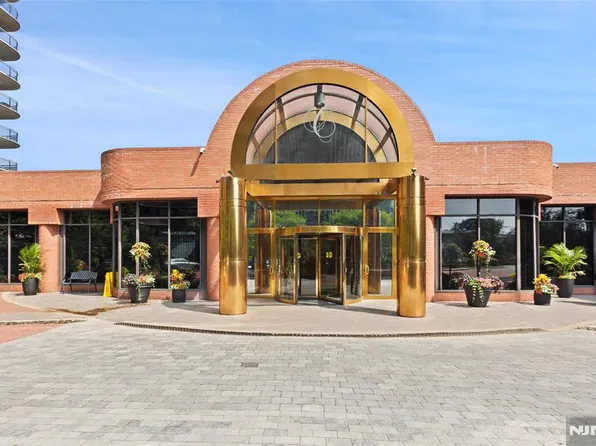 100 Carlyle Dr #9AS, Cliffside Park, NJ 07010