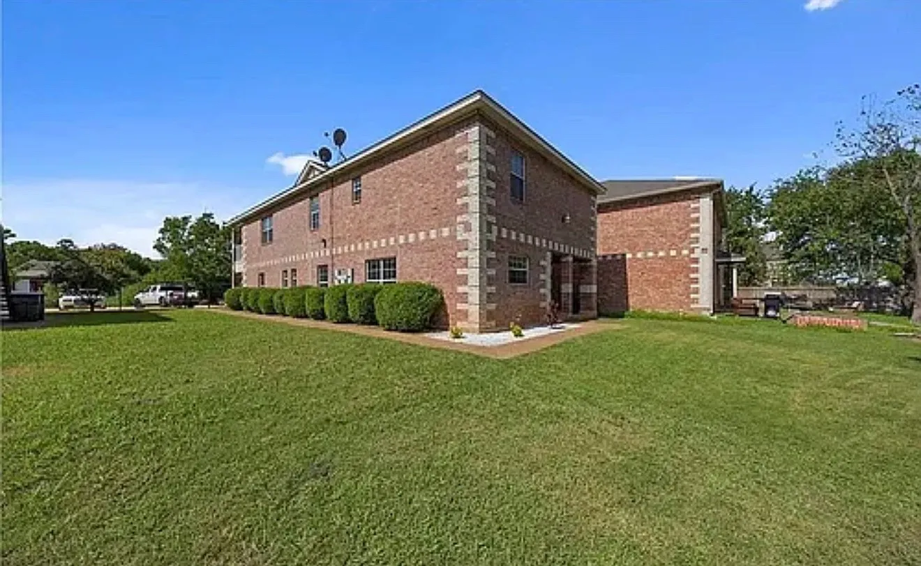 4 bed, 1840 sqft, $1,900 — Photo 1