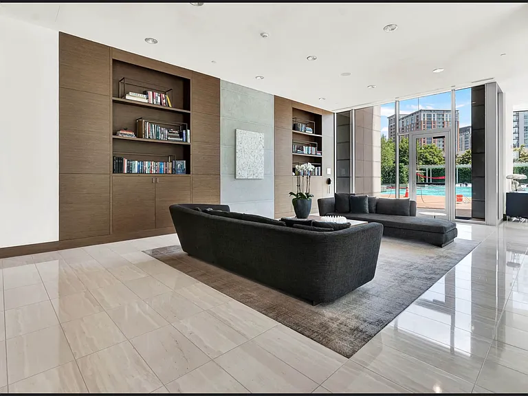 2900 McKinnon St #804 — Photo 27