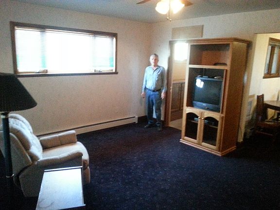 Entry opens onto livingroom