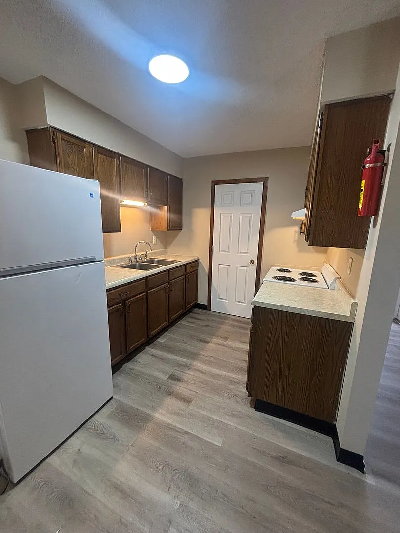 Colonial Apartments — Photo 1