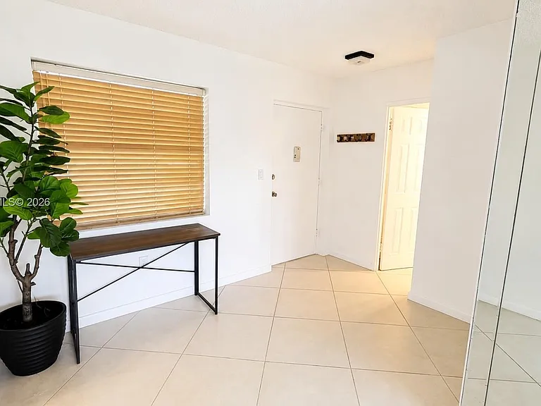 220 Kings Point Dr #105 — Photo 7