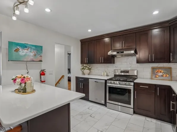 35 Iroquois Ave, Lincoln Park Boro, NJ 07035