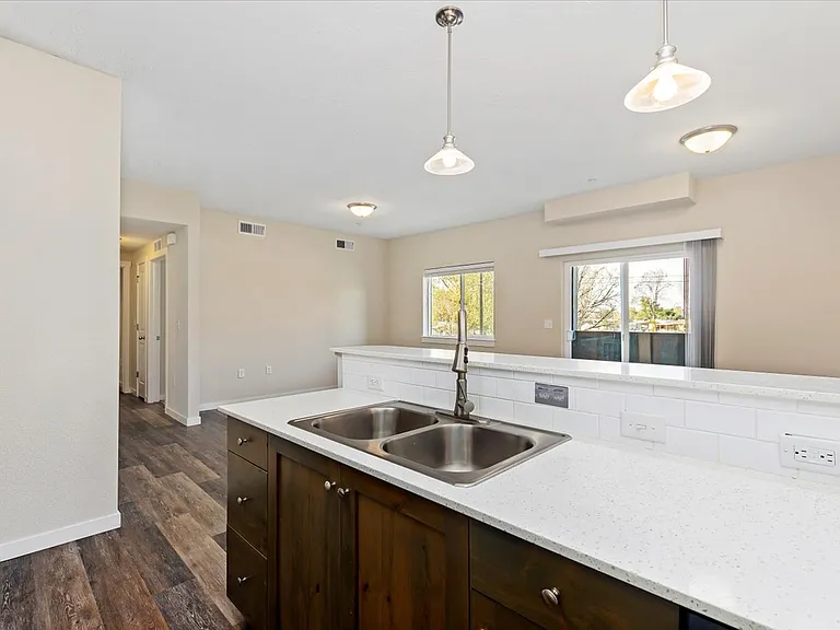 Owyhee Park Apartments — Photo 8