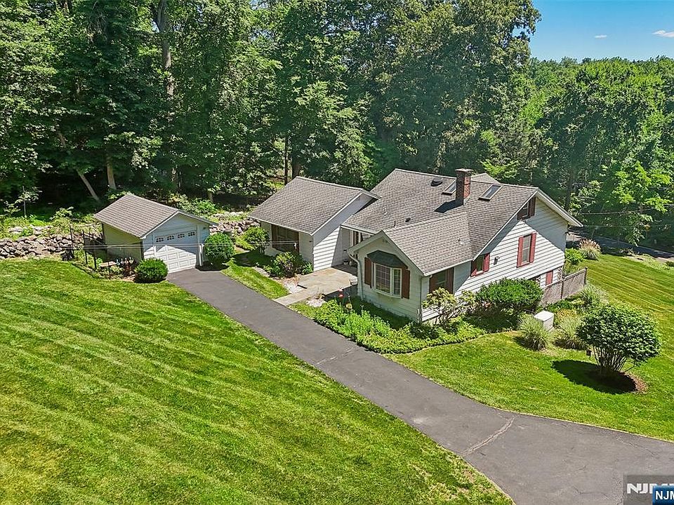 1st image of 74 Woodland Rd