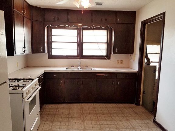 3rd image of 210 E Mill St