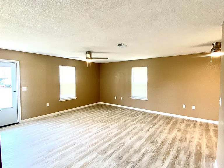 411 Lindley Dr — Photo 7