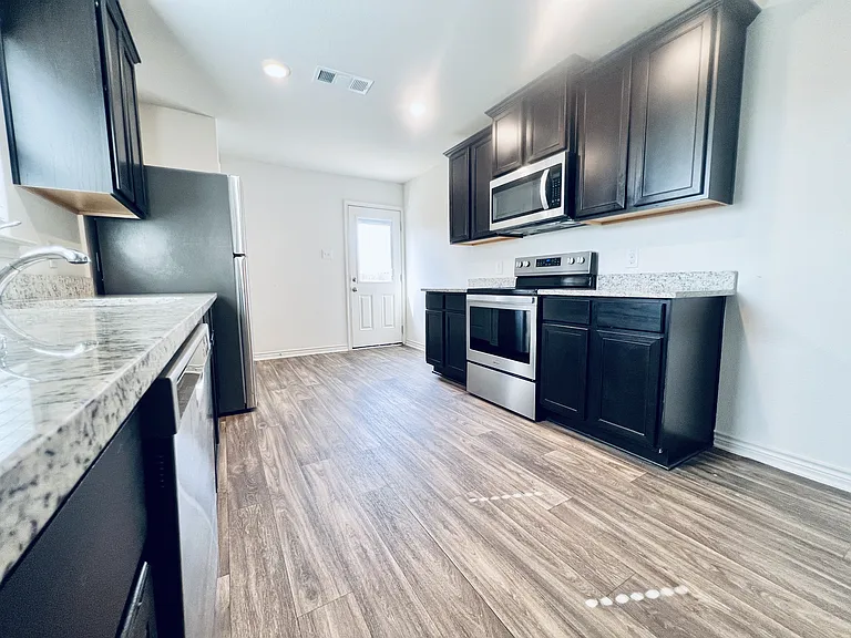 520 Locksley Cv — Photo 11