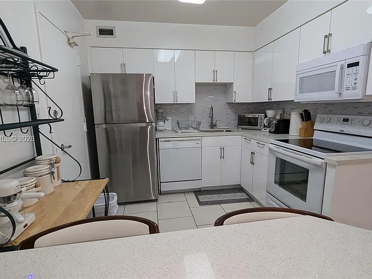 5161 Collins Ave #602 — Photo 8